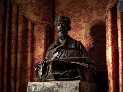 ... nella sala Massari del Comune (la scultura del sindaco Giuseppe Re David) 